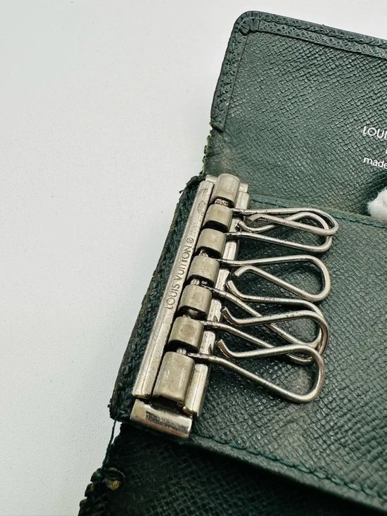 Louis Vuitton Taiga Key / Card Holder - Picture 9 of 11